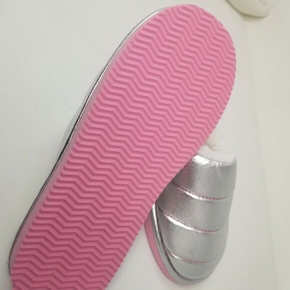 NWT. Justice quilted silver, fur lined house slippers. Size 6. - Picture 11 of 16